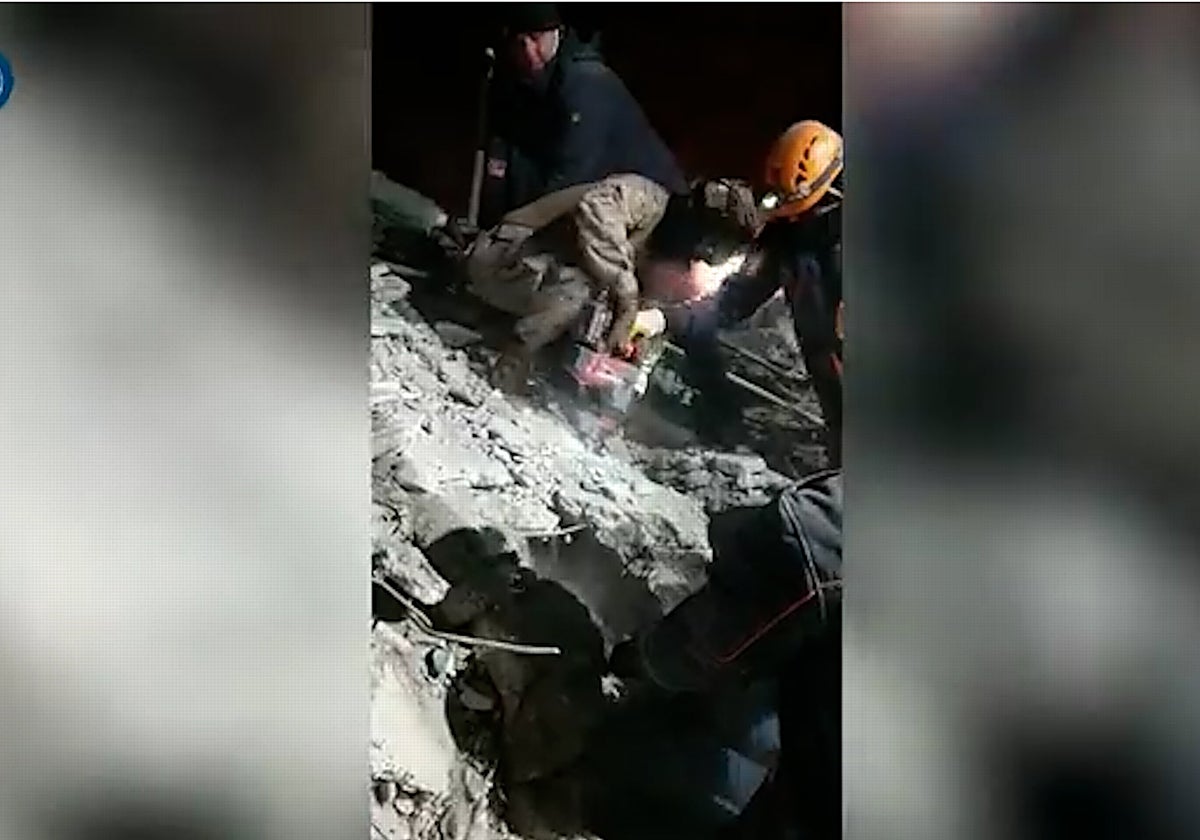 Los infantes españoles de la Marina trabajan sobre los escombros para liberar al menor.