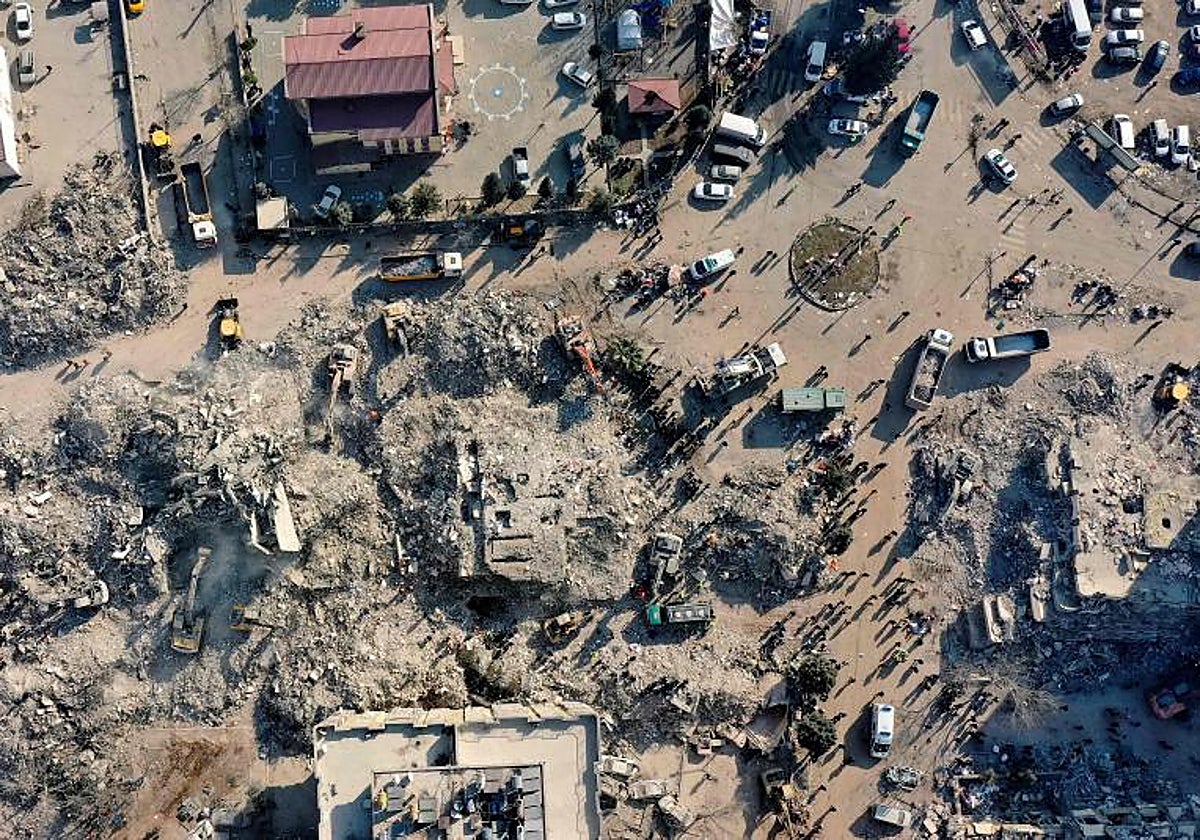 Uno de los muchos escenarios de guerra con edificios colapsados que se repiten a lo largo de Turquía