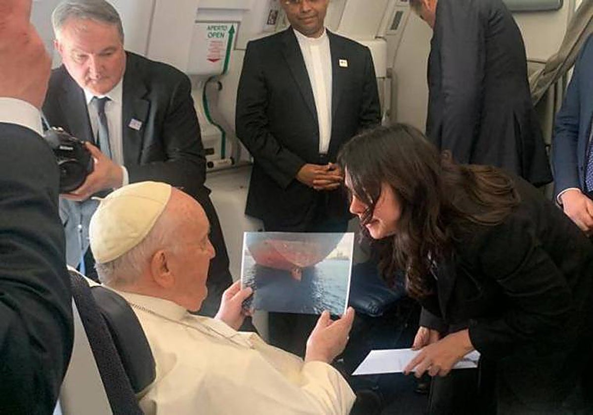 El Papa, con la foto, en su último viaje a la República Democrática del Congo