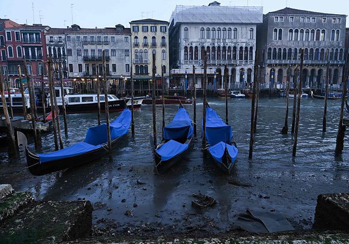 Góndolas casi enterradas en fango en Venecia, ayer lunes