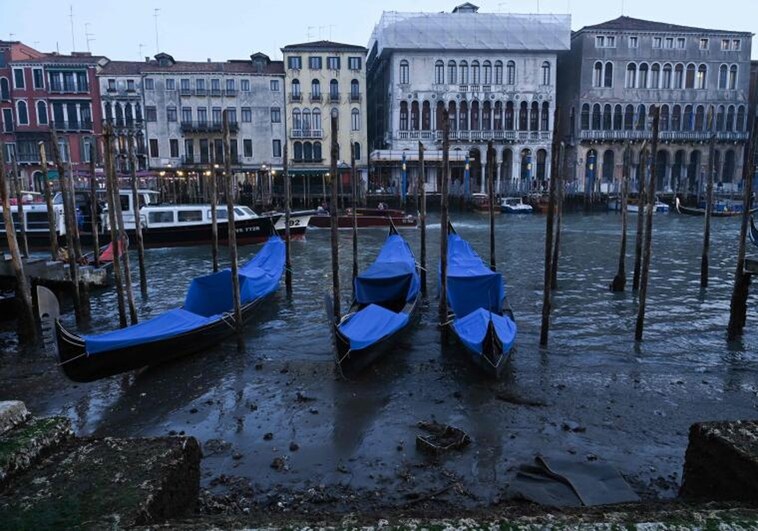 Canales reducidos a calles con fango, barcos que tocan tierra: así está Venecia tras la espectacular marea baja