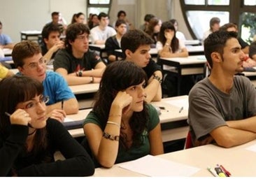 Aumentan hasta 2.500 euros las becas para los jóvenes que estudian fuera: estos son los requisitos