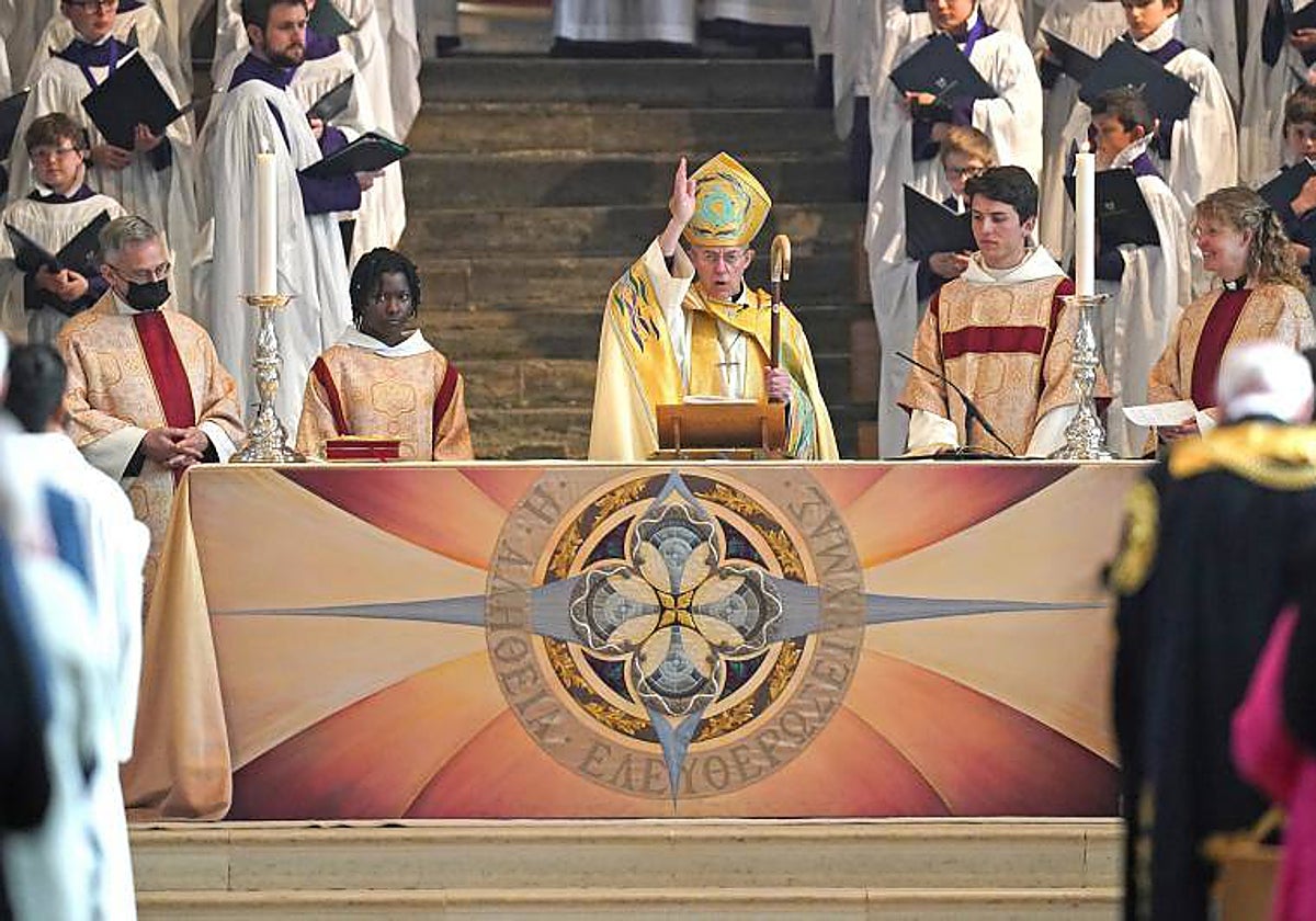 El arzobispo Justin Welby preside la eucaristía en la catedral de Canterbury la pasada pascua