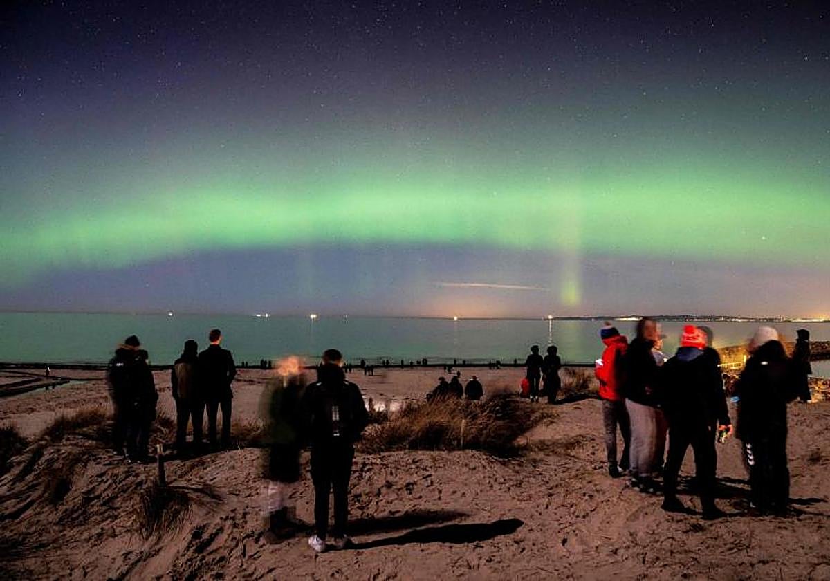 Aurora boreal ilumina este lunes el cielo sobre la playa de Hornbaek (Dinamarca)