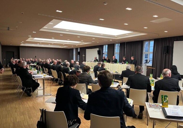 El presidente de los obispos alemanes: «Tenemos claro que Francisco no tomará una decisión sobre la ordenación de mujeres»