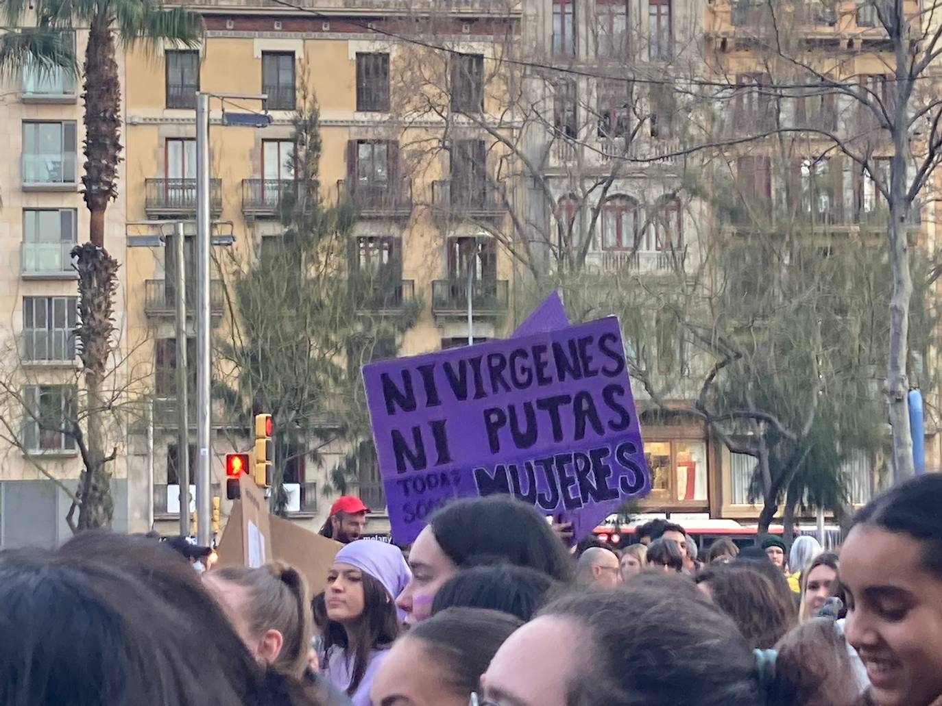 Un cartel se destaca entre la gente en Barcelona