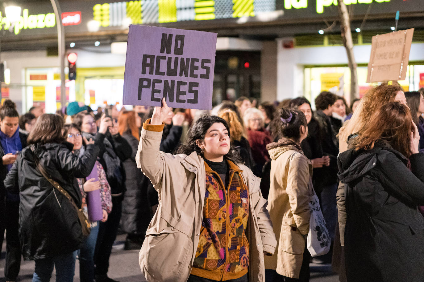 Una mujer se manifiesta durante el 8-M en Madrid