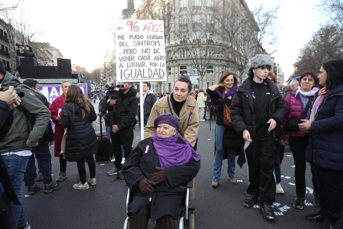 Una mujer subraya su fidelidad a la causa por la igualdad pese a su avanzada edad 