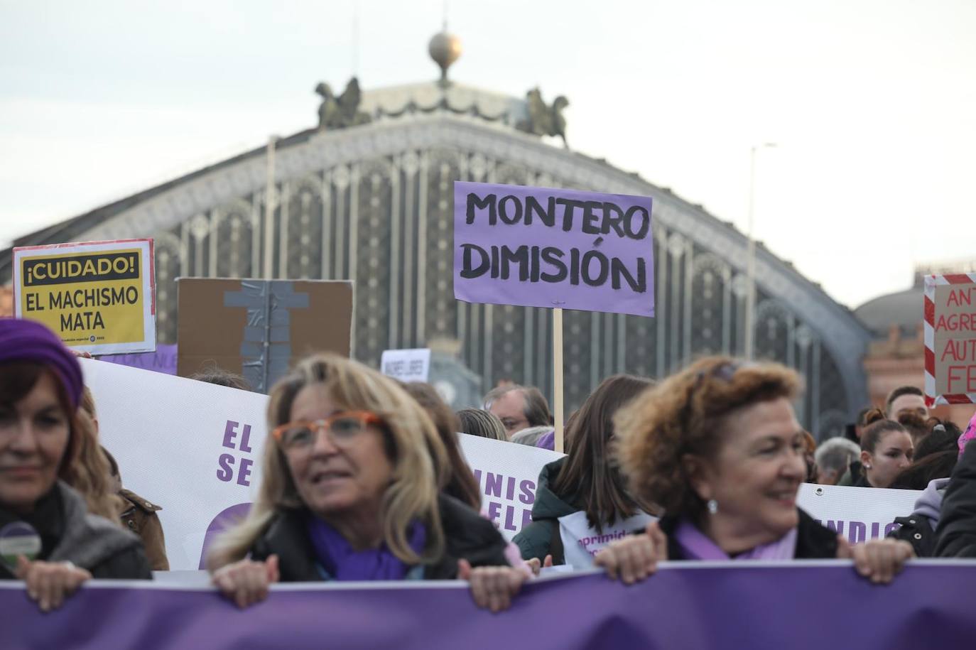 Un cartel en la manifestación alternativa de Madrid pide la renuncia de la ministra de Igualdad