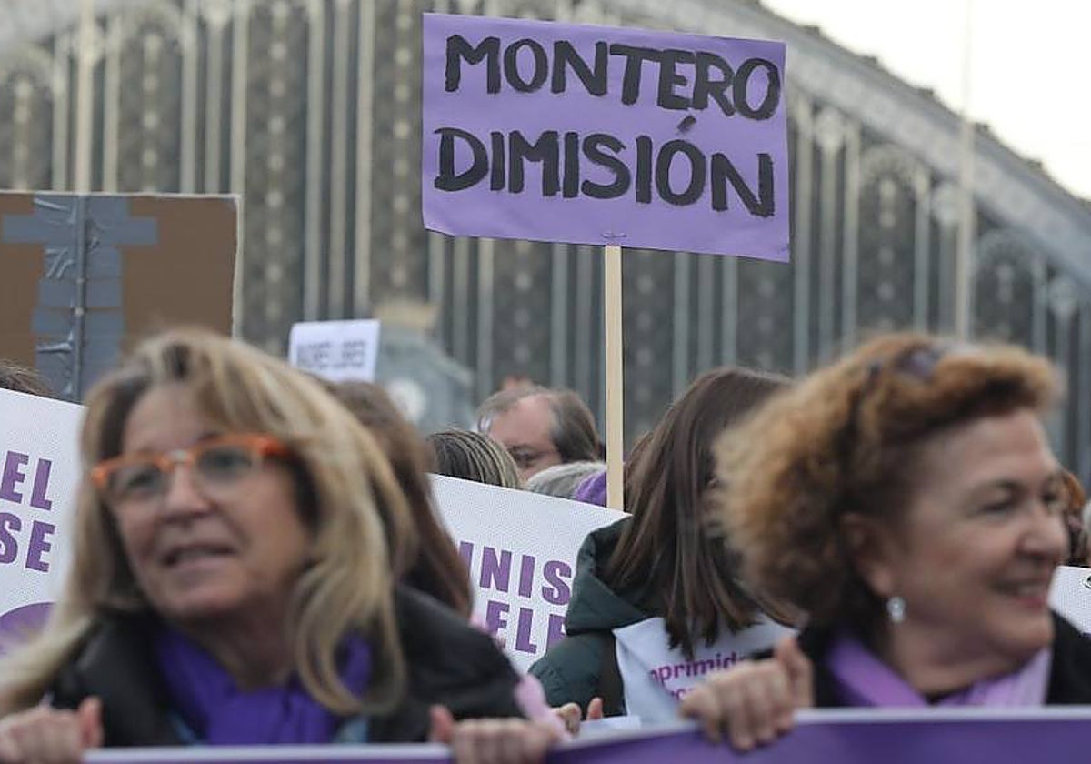 Manifestantes por el Día Internacional en Madrid reclaman la renuncia de la ministra de Igualdad