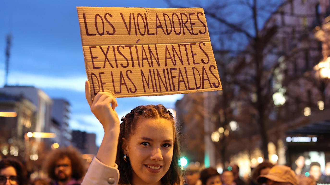Una joven sostiene un cartel durante una marcha en Zaragoza