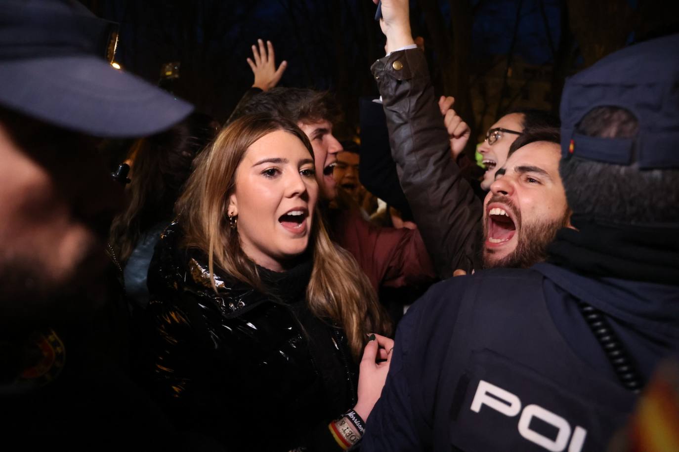Un grupo de personas se encara a la Policía durante la retirada de la pancarta de 'Que te vote el Tito Berni'