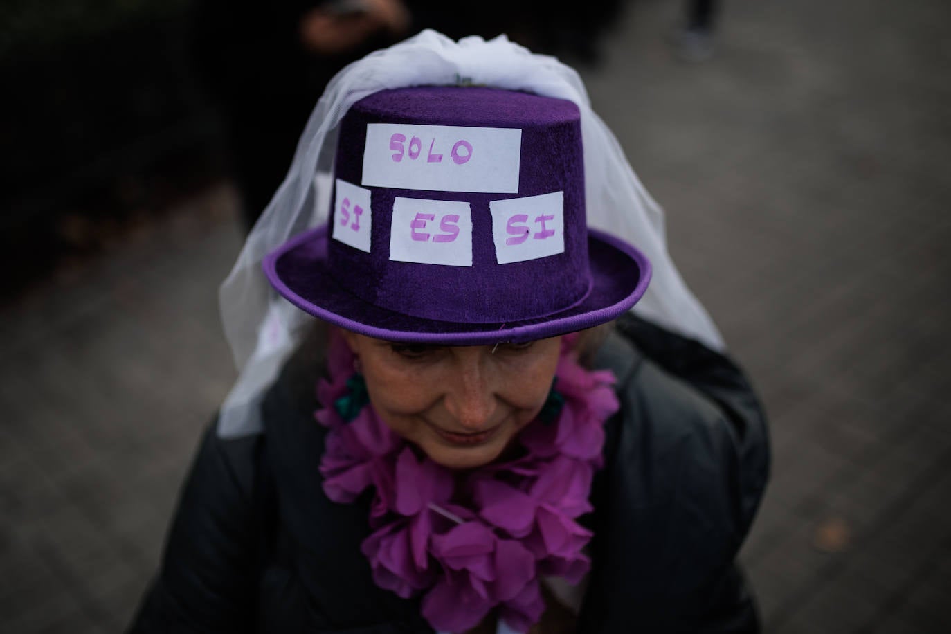 Una mujer muestra el lema 'solo sí es sí' en Madrid