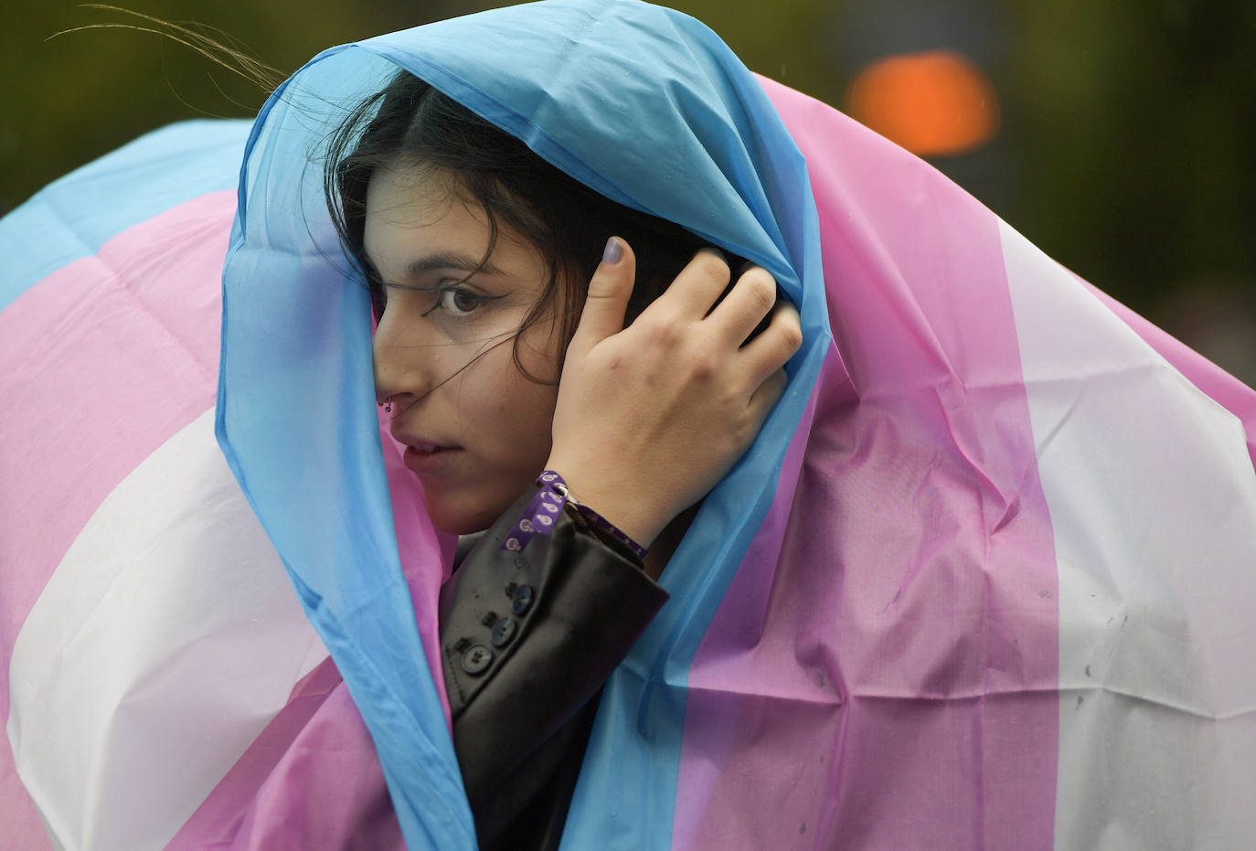 Una persona, envuelta en una  manifestación en Oviedo con motivo del Día Internacional de la Mujer