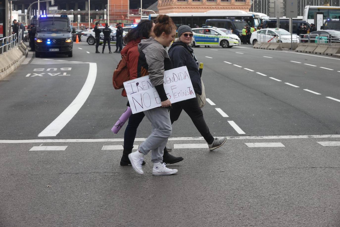 Tres personas se dirigen a una de las manifestaciones feministas en Madrid