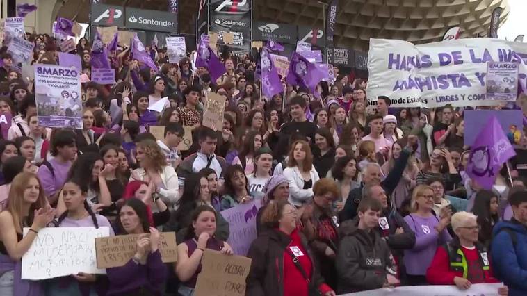 Las estudiantes vacían las aulas y toman las calles en el 8M