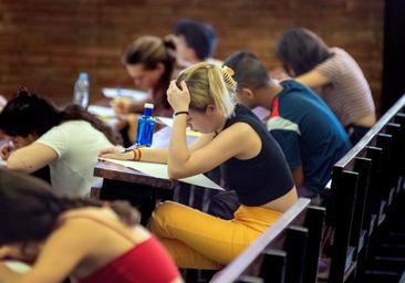 Un estudio desvela por qué los exámenes tipo test penalizan a las mujeres