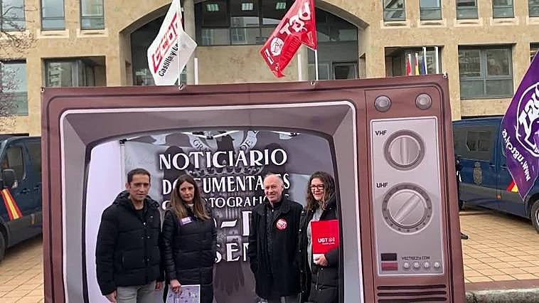 El NO-DO de los sindicatos a las puertas de la Consejería de Industria, Comercio y Empleo