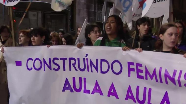 Santiago se divide por primera vez en el 8M con dos manifestaciones multitudinarias