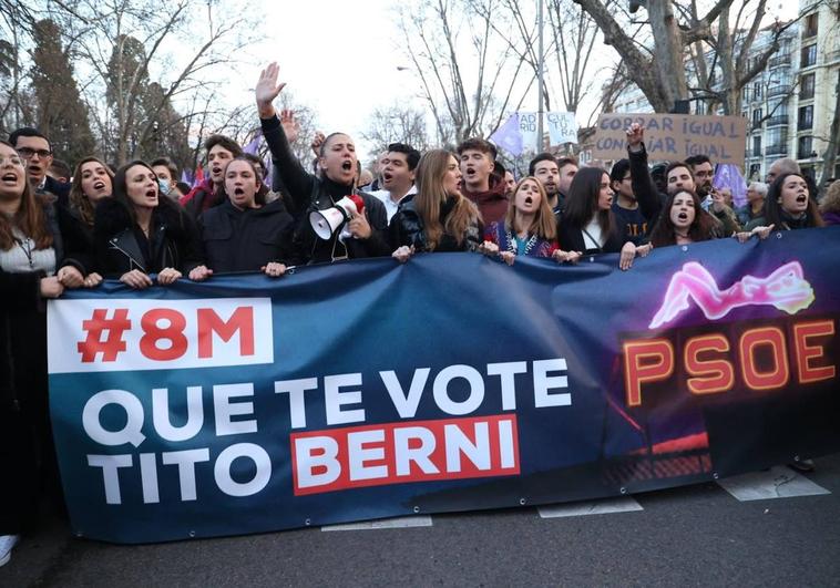 La policía echa de la manifestación del 8M a los portadores de la pancarta del Tito Berni, encabezada por Nuevas Generaciones del PP