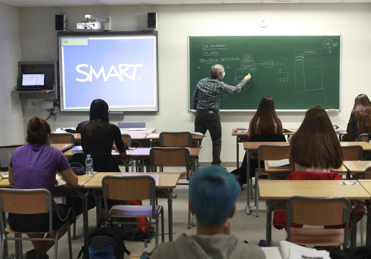 Alumnos atienden a un profesor en una facultad vasca.