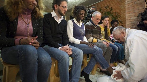 Francisco realiza el lavatorio de los pies a varios hombres y mujeres en la celebración del Jueves Santo