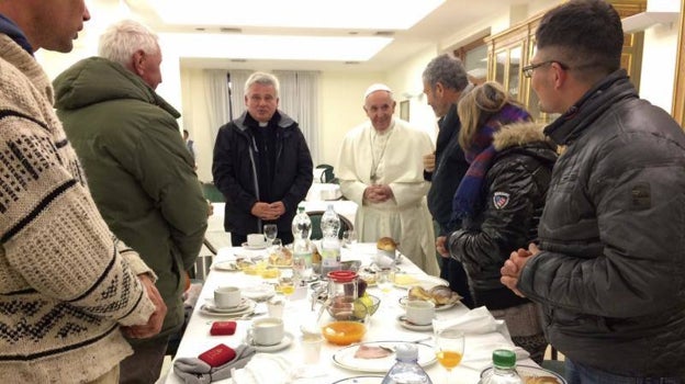 El Papa invitó a desayunar a los mendigos que le habían felicitado por su cumpleaños