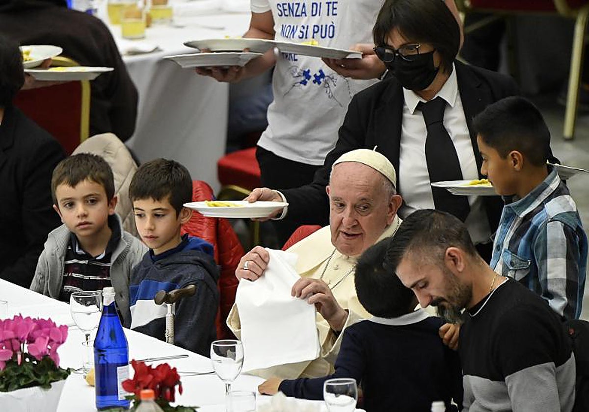 El Papa Francsico comparte su comida con unos necesitados en Roma