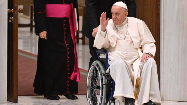 El Papa accede a una audiencia pública en una de sus primeras apariciones en silla de ruedas