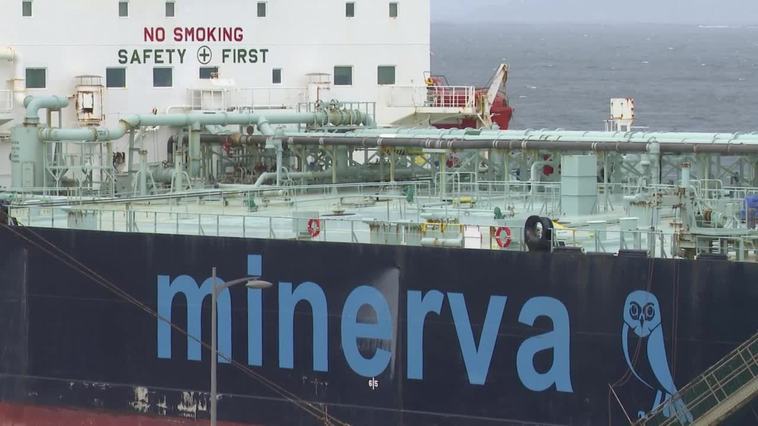 El petrolero remolcado a Vigo estará una semana en puerto para la reparación sin riesgo de vertido