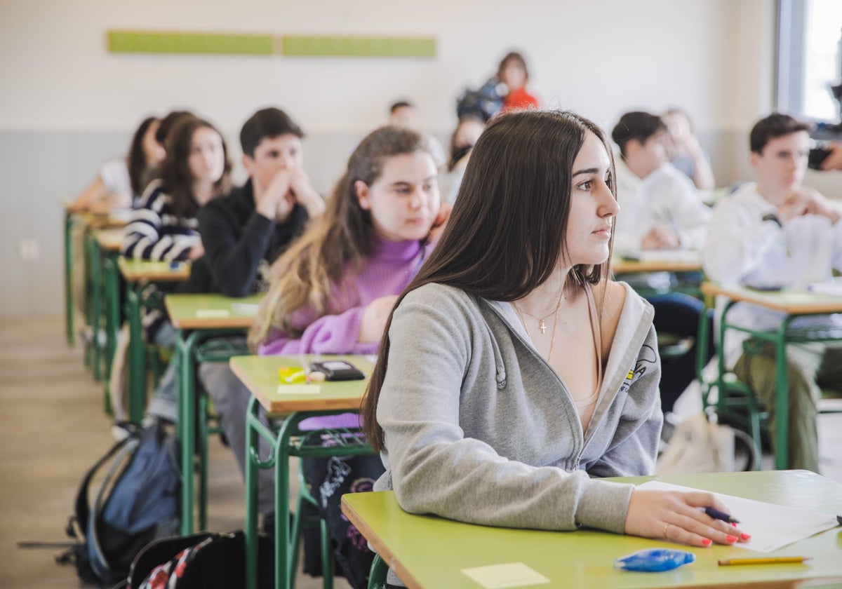 Una alumna se examina este martes de la prueba piloto de EBAU del Ministerio de Educación