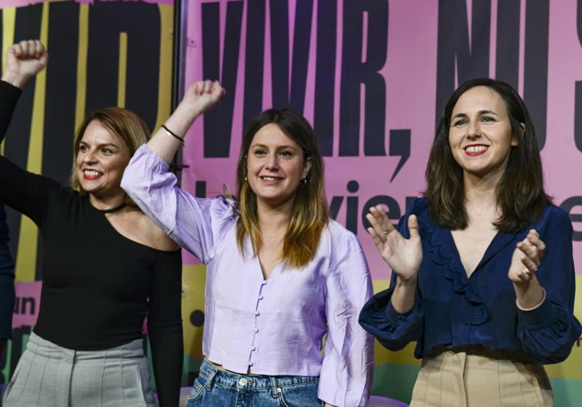 La ministra de Derechos Sociales y Agenda 2030, Ione Belarra (d), y Alejandra Jacinto (c), candidata a la presidencia de la Comunidad de Madrid, participan en un acto