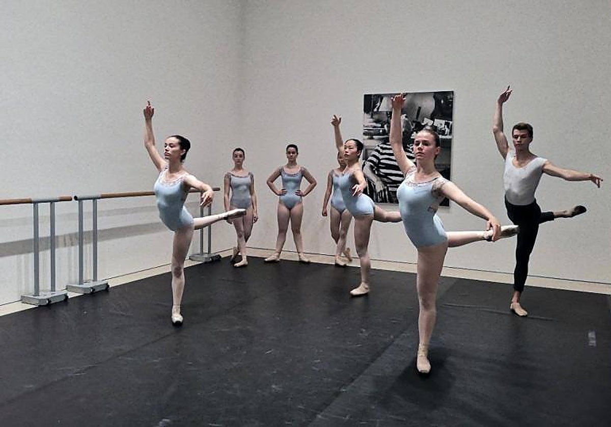 Alumnos en una clase de danza en Málaga
