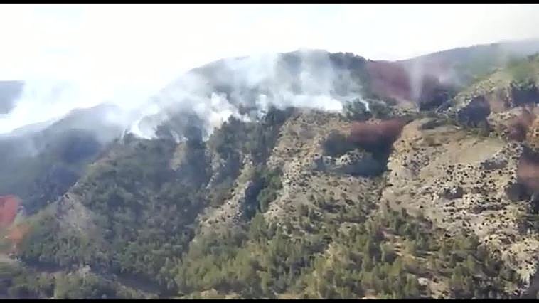 Efectivos sobrevuelan el incendio de Villanueva de Viver