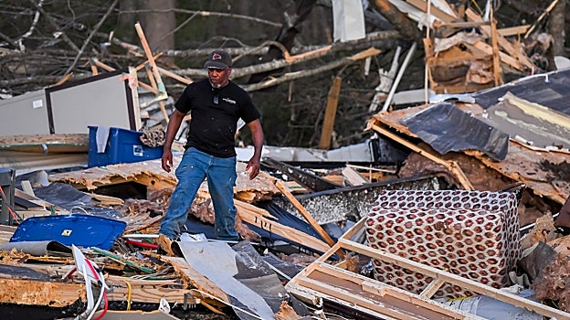 Un vecino observa los restos de una casa destruida el día después de un tornado en Wren