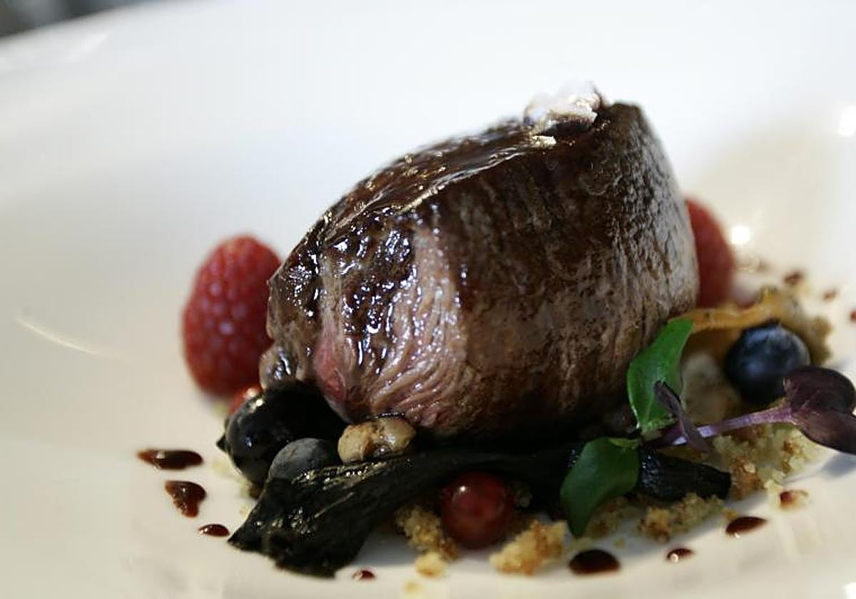 Un plato de carne roja