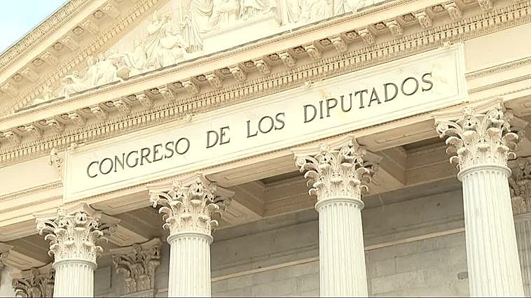 Activistas climáticos vuelven a arrojar líquido rojo en la puerta principal del Congreso