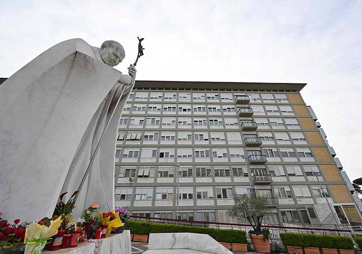 Estatua de Juan Pablo II en la entrada del hospital Gemeli, donde se encuentra ingresado el Papa Francisco