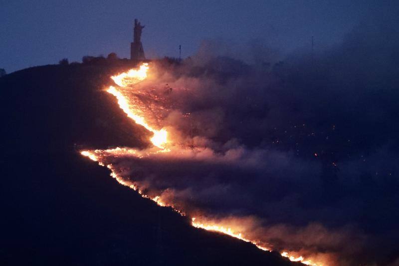 Desde el jueves por la noche arde también el Monte Naranco en Oviedo