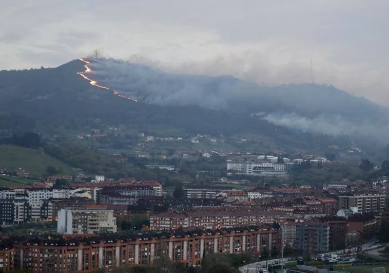 Lágrimas y rabia entre los evacuados a medianoche en Asturias: «No sabes ni qué coger»