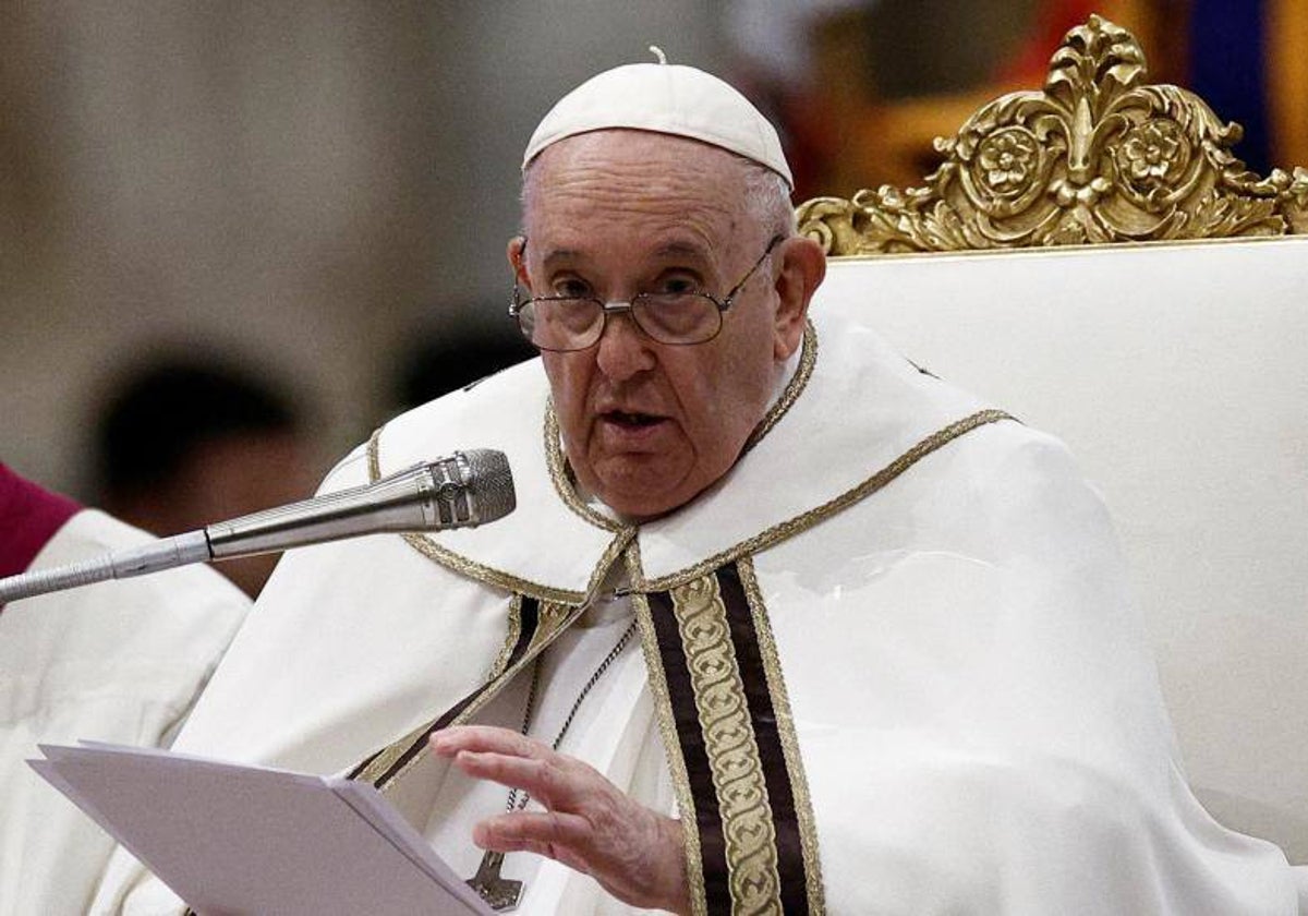 El Papa Francisco en la basílica de San Pedro antes de su ingreso hospitalario