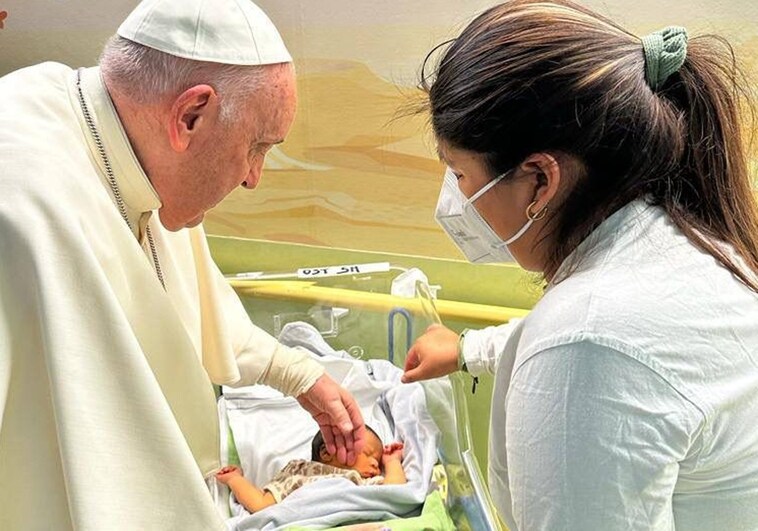 El Papa bautiza a un niño en el hospital donde se recupera de su bronquitis