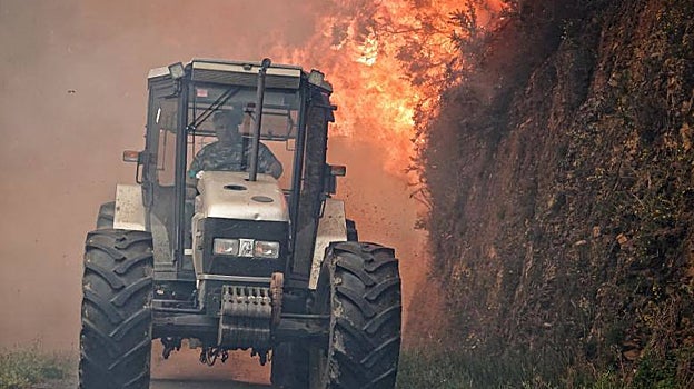 Un tractor en el incendio de los concejos de Valdes y Tineo