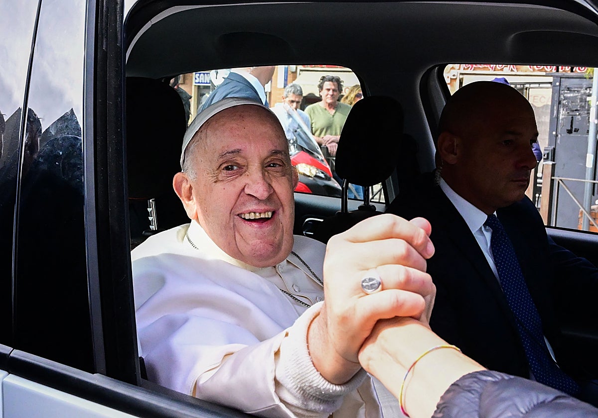 El Papa Francisco detiene su coche a la salida del hospital para hablar con los periodistas