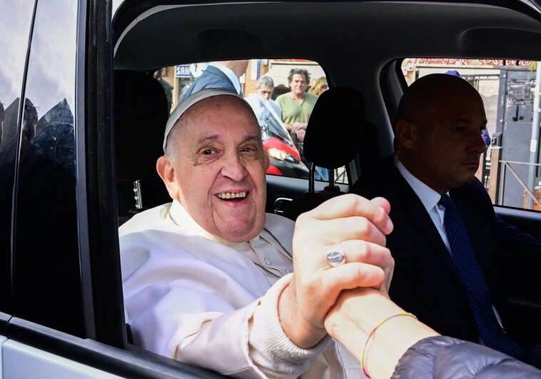 El Papa recibe el alta tras su ingreso hospitalario: «Estoy vivo todavía»