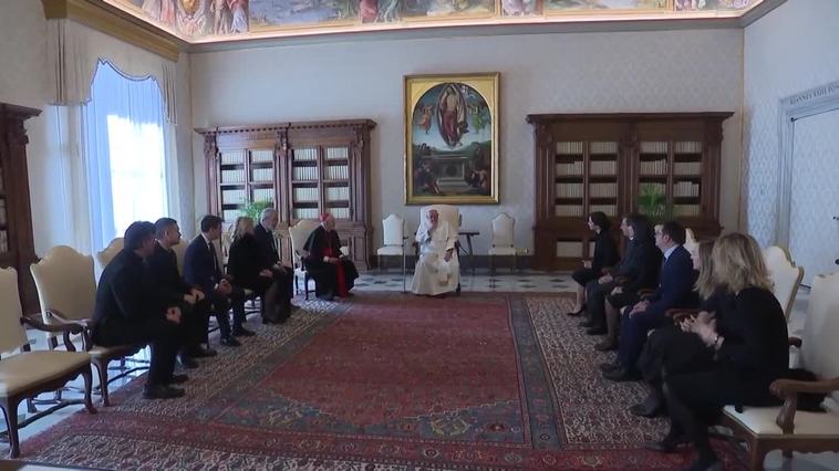 El Papa Francisco recibe el alta y sale del hospital: "Sigo todavía vivo"