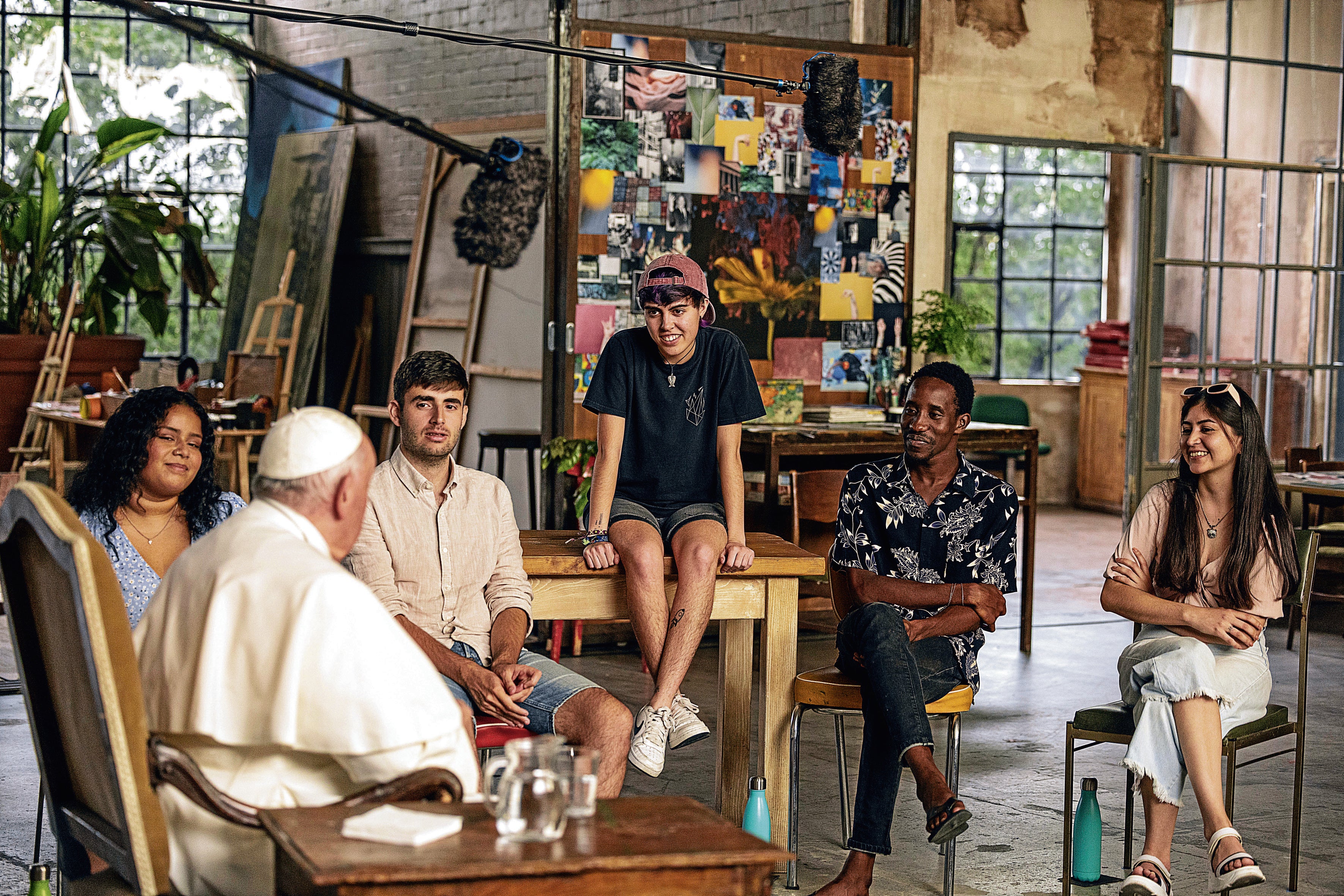 El Papa Francisco con los jóvenes del documental. Frente a él, con camisa color crema, Juan Cuatrecasas