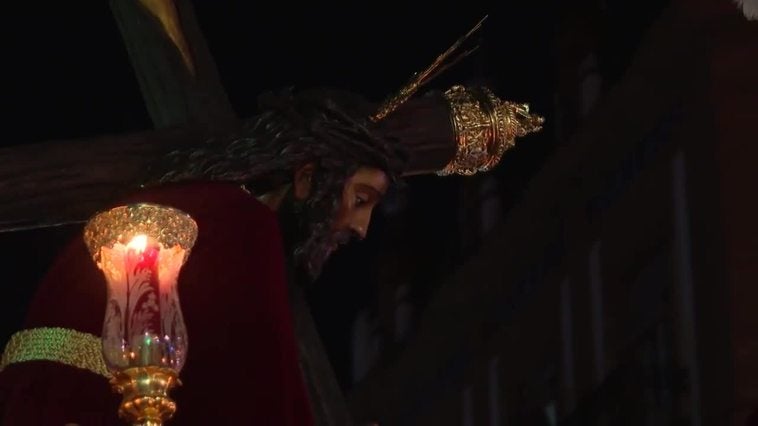 La ‘Madrugá’ sevillana se luce en una noche cálida marcada por los sentimientos