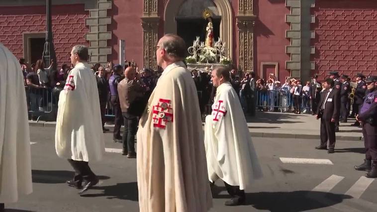 Creyentes arropan a la Virgen de la Soledad en su procesión en Madrid