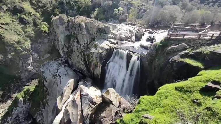 El Pozo de los Humos (Salamanca), la cascada natural que se abre paso en Arribes